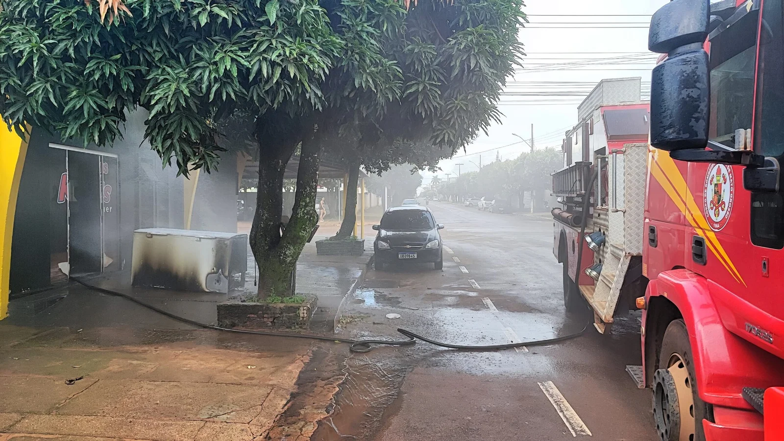 Corpo de Bombeiros combate incêndio em lanchonete