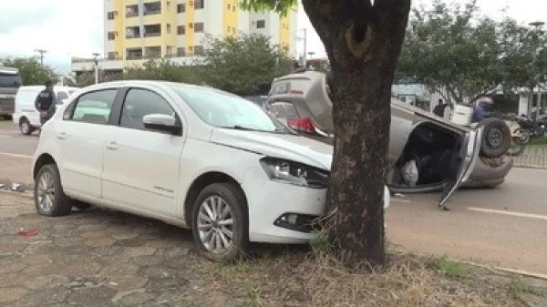 Condutora passa mal ao volante e provoca acidente no centro de Sinop
