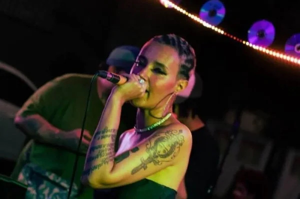 Corpo de cantora que estava desaparecida é encontrado enrolado em tapete