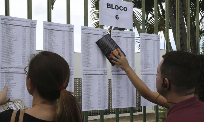 Enem 2024 registrou 12 redações com nota mil; uma da rede pública