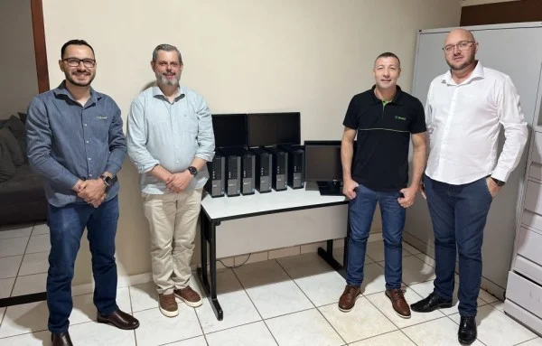 Sicredi Colíder reforça compromisso social com doação de computadores à prefeitura