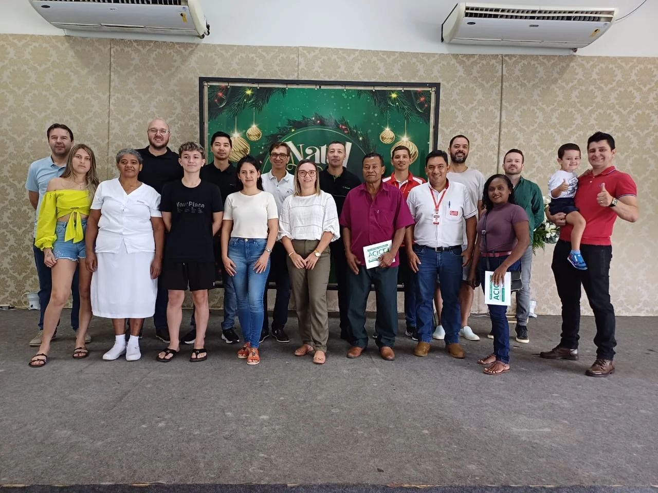 Ganhadores celebram entrega de prêmios na campanha "Natal Feliz do Consumidor" da ACIC