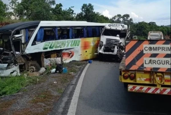 Grave acidente na BR-070 deixa 19 feridos em Cáceres