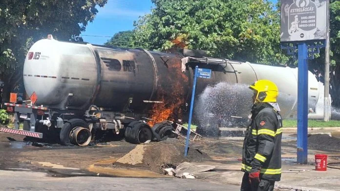 MT: após cerca de sete horas de combate, bombeiros controlam incêndio em carreta-tanque carregada de etanol