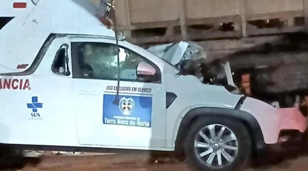 Acidente na BR-163 deixa três feridos em colisão entre ambulância e caminhão