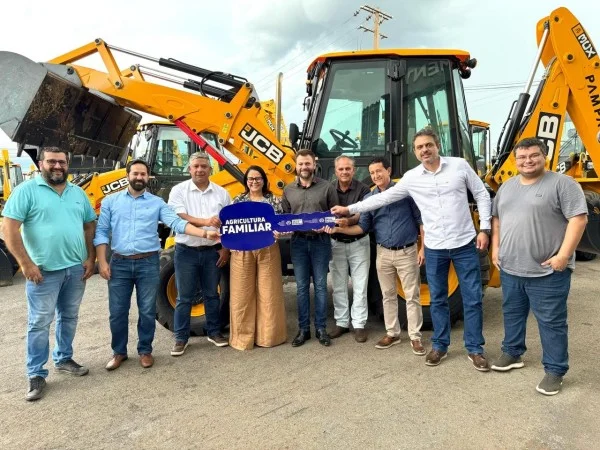 Agricultura familiar em Colíder ganha reforço com nova retroescavadeira