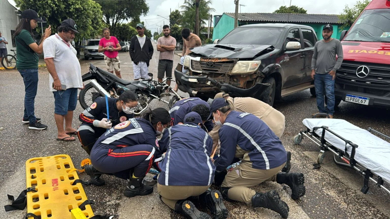 Bombeiros e SAMU socorrem homem ferido em grave acidente entre moto e Hilux em Sorriso