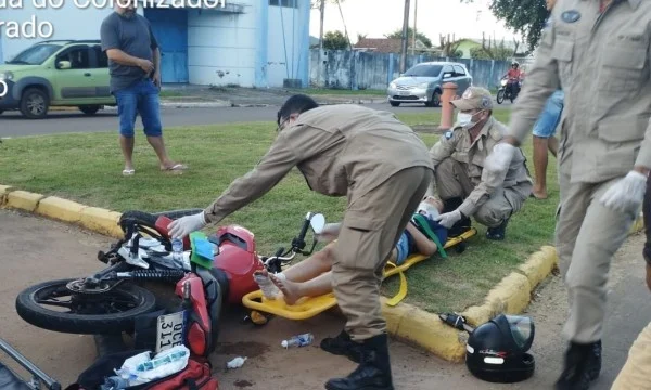 Mulher sofre acidente de moto em Colíder e é encaminhada ao hospital