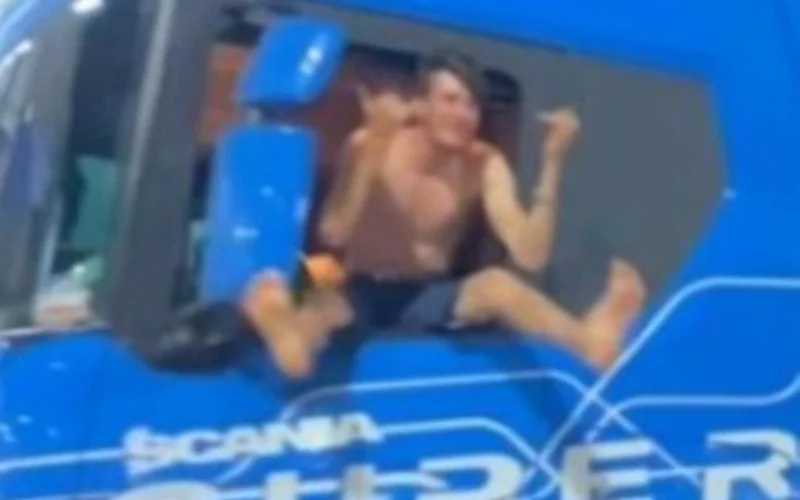 Motorista de carreta é flagrado dirigindo sentado na janela em MT e pode responder criminalmente