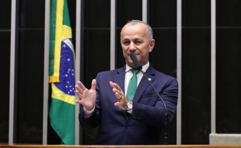 Câmara aprova medidas contra escolas que negarem matrícula de estudantes.