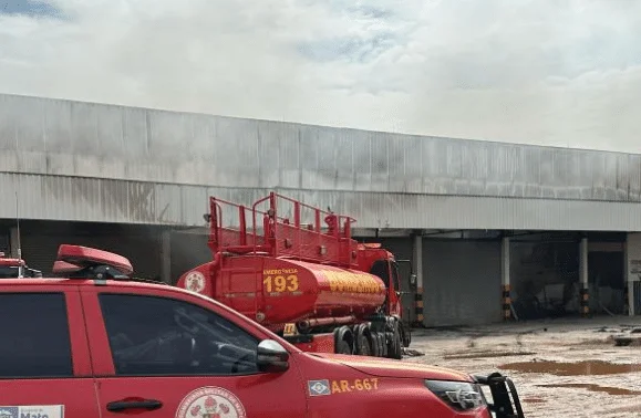 Bombeiros combatem incêndio em depósito de supermercado em Mato Grosso