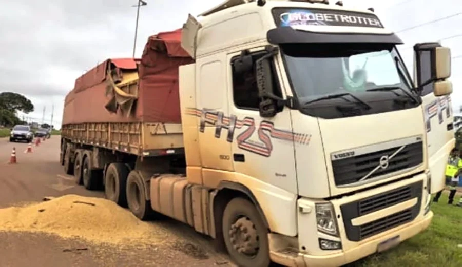 Colisão entre carretas espalha carga de soja em rodovia.