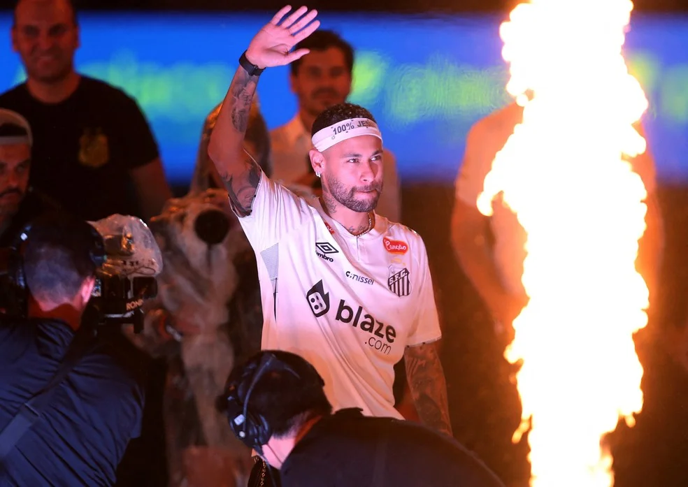 Neymar completa um mês de Santos FC com golaços, jogadas plásticas, momento família e mansões de luxo