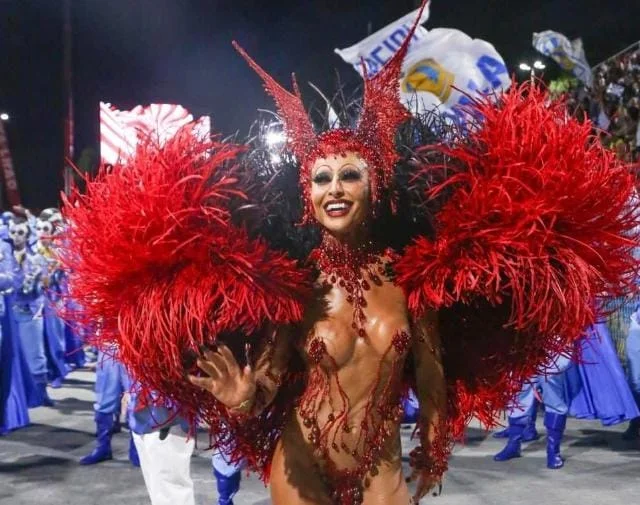 Sabrina Sato se fantasia de vampiro e usa tapa-sexo no Rio
