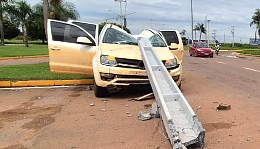 Caminhonete fica danificada após atingir poste em Sinop