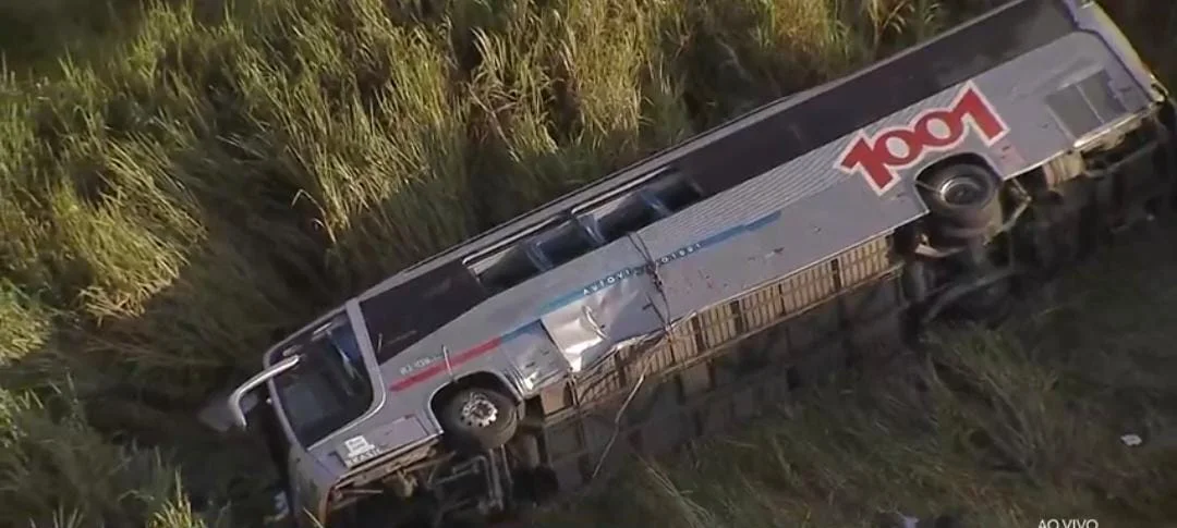Ônibus cai em ribanceira na Dutra e deixa um morto e 25 feridos no interior de SP