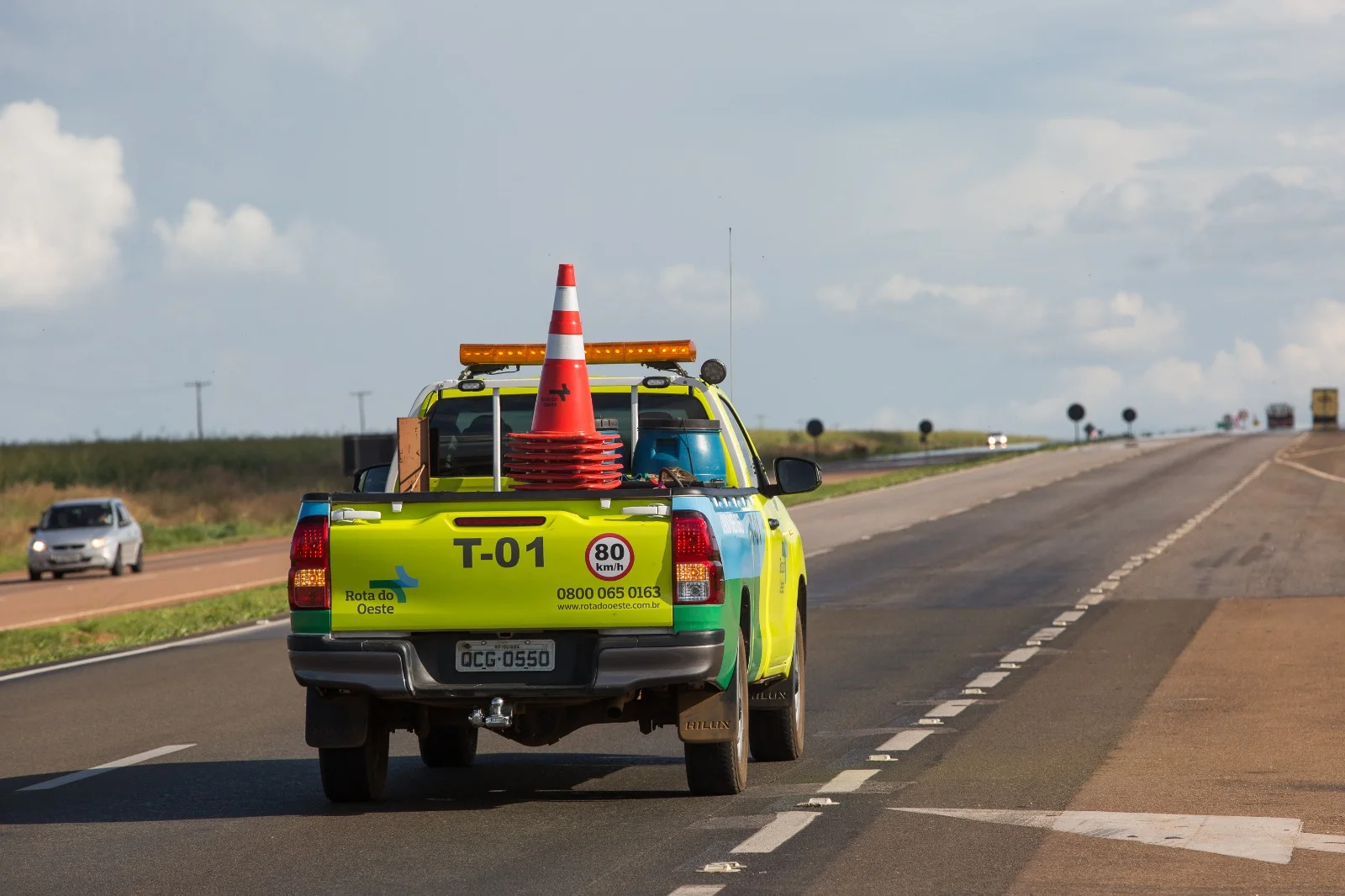 Veículo de carga sai de pista e colide em poste na BR-163 entre Nova Mutum e Lucas do Rio Verde