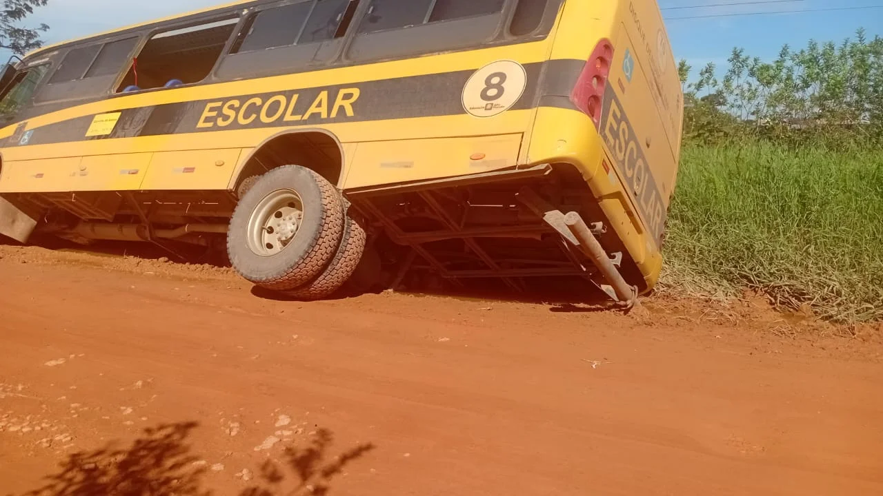 Alta Floresta: ônibus de transporte escolar cai em atoleiro e alunos deixam veículo pela saída de emergência