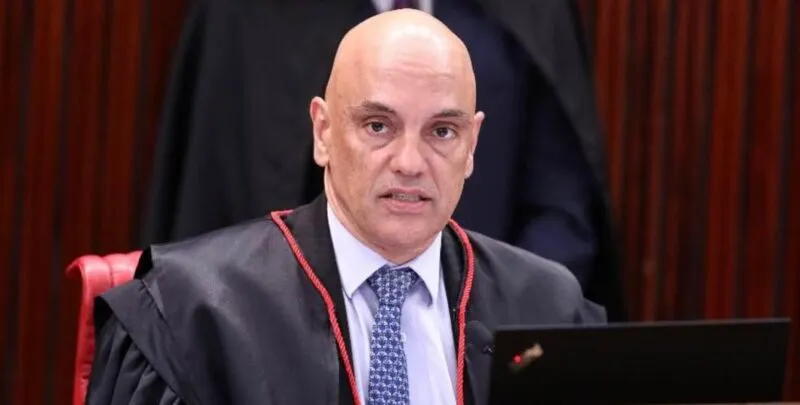 Alexandre de Moraes arquiva pedido de apreensão de passaporte de Eduardo Bolsonaro