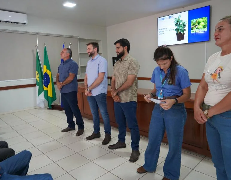 Prefeito Rodrigo Benassi e secretário Filipe Bachiega entregam 1.850 mudas cítricas a produtores da Agricultura Familiar em parceria com a EMPAER.
