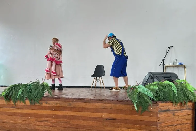 Apresentação teatral em Paranaíta impacta centenas de estudantes