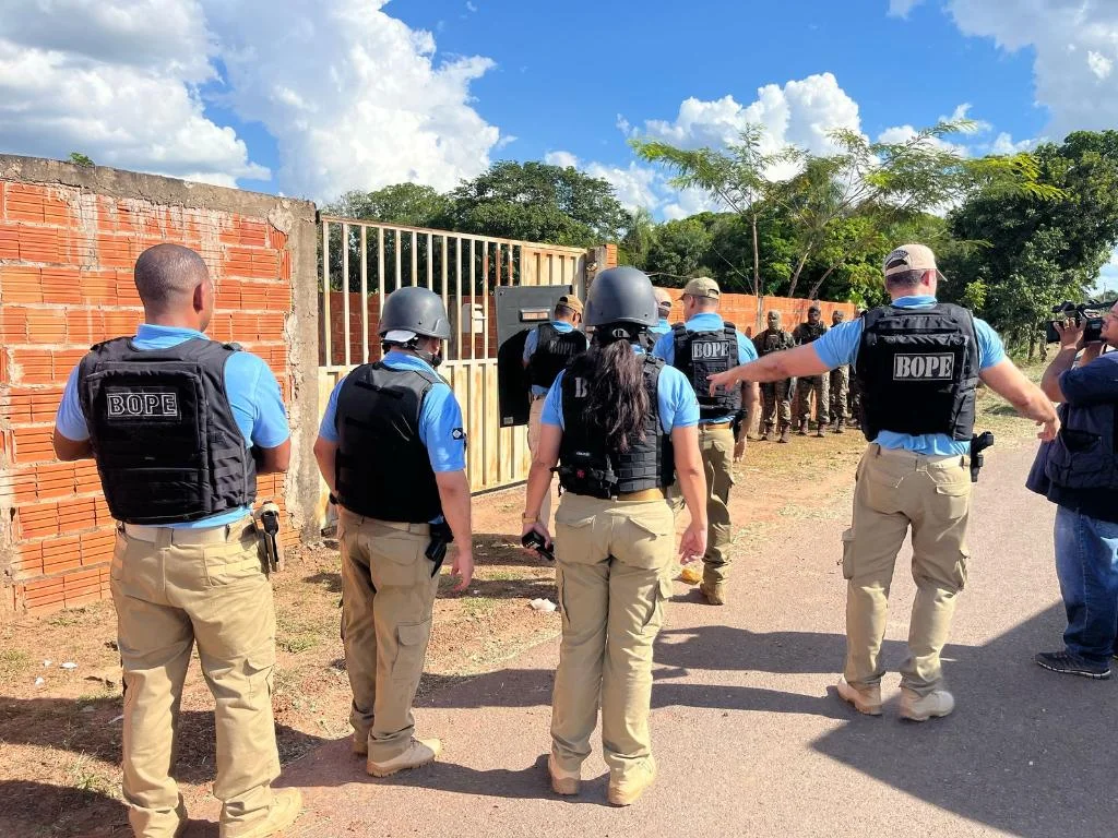 Polícia Militar liberta mulher e criança mantidas reféns e prende homem no Distrito da Guia