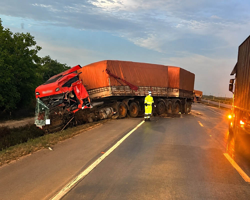Colisão entre três veículos de carga deixa um motorista ferido na BR-163 em Sorriso