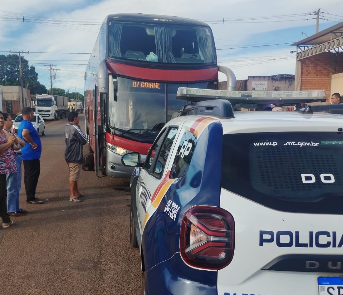 Homem tenta matar passageiro com faca dentro de ônibus em rodoviária de MT