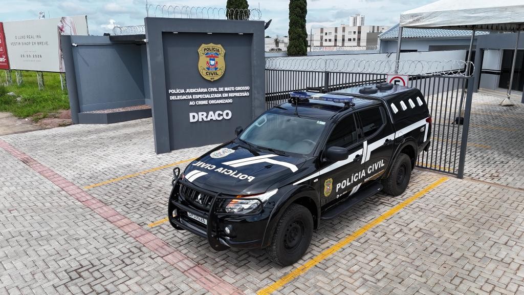 Polícia prende mulher ligada a facção em operação contra lavagem de dinheiro