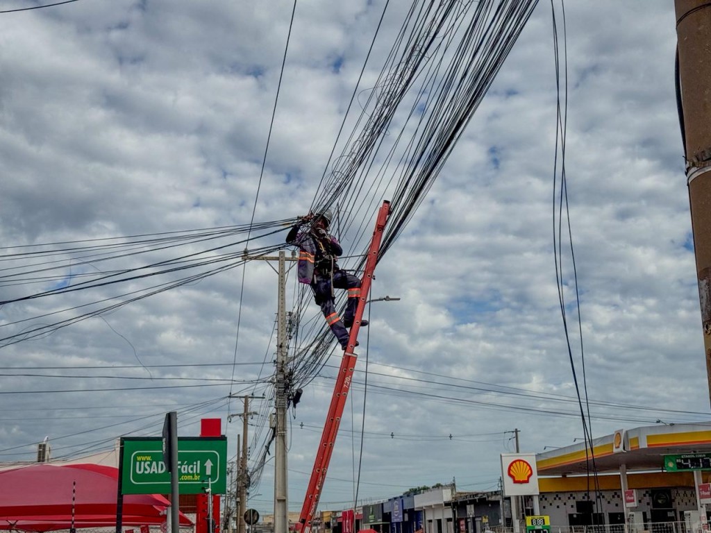 Operação remove fiação irregular e em desuso na Avenida Dom Bosco