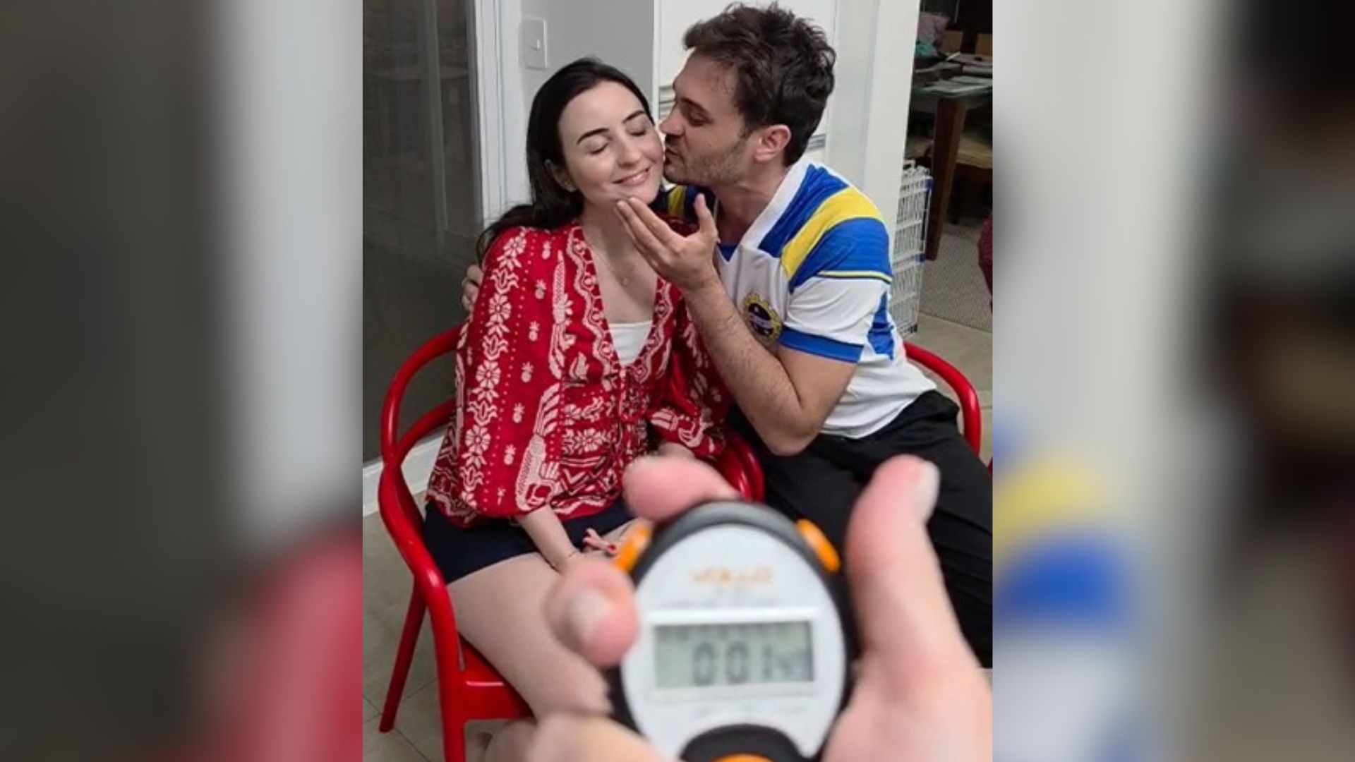 Médico brasileiro estabelece recorde de beijos no Guinness World Records