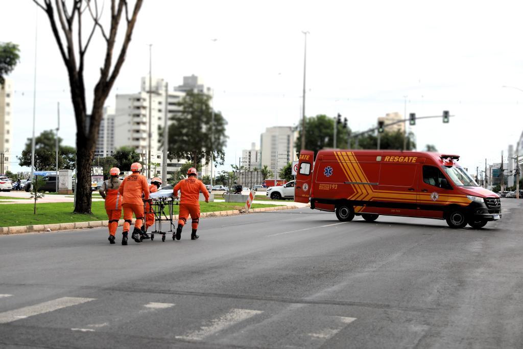 Motociclista é socorrido após queda na Avenida Santos Dumont em Cáceres