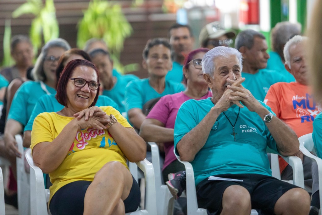 Conexão de gerações promove encontro entre crianças e idosos durante as férias escolares em Cuiabá