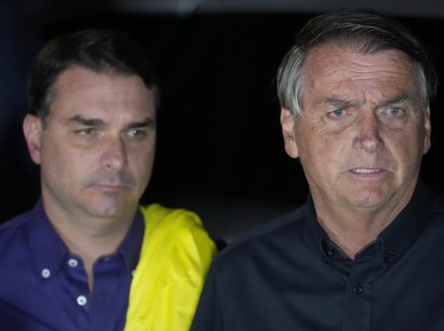 Moraes suspende visitas de Flávio a Jair Bolsonaro por 90 dias após divulgação de carta política