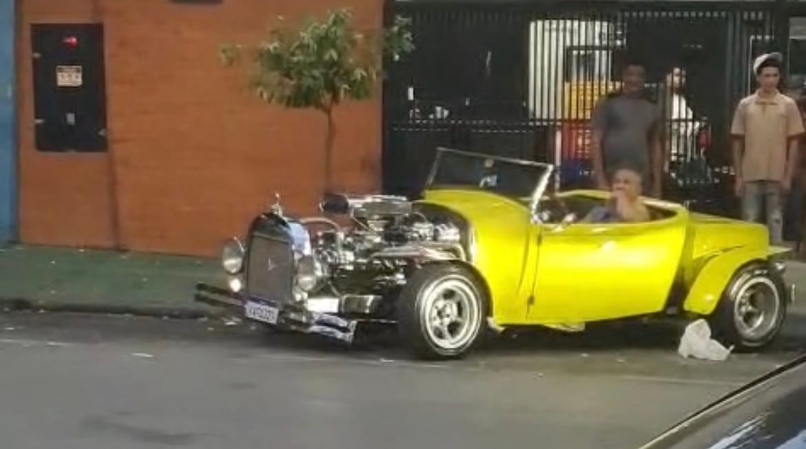 Manobra arriscada termina em confusão após motorista perder controle de carro clássico e derrubar motos em Cuiabá