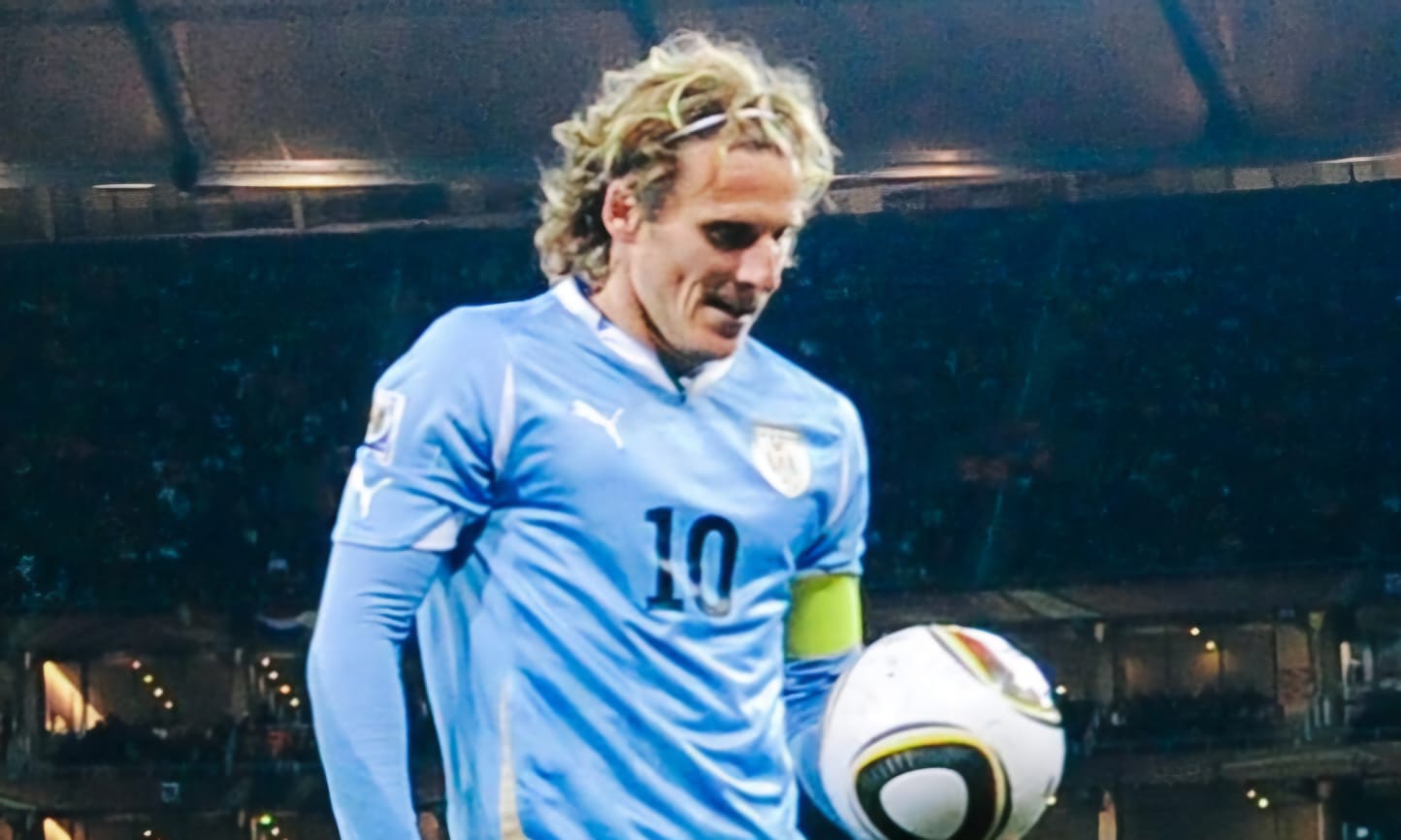 Diego Forlán assume a seleção uruguaia para reconstruir o time após o Mundial