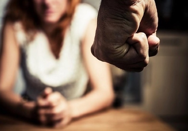 Marido acusa esposa da prática de prostituição e ameaça matá-la com cinco tiros