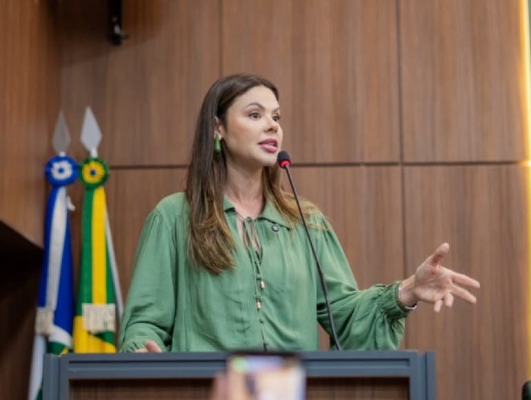 Na tribuna, Michelly Alencar exalta gestão de Jefferson Neves: "Sai pela porta da frente"