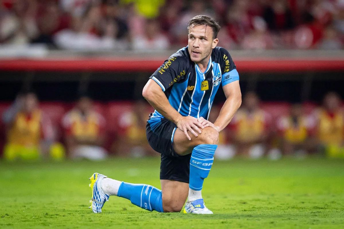 Arthur desperta interesse do Corinthians, mas clube exige resolução de débitos