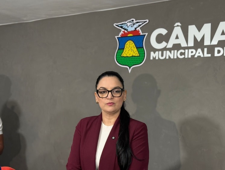 Samantha dispara contra Dídimo, cita “Instituto Vozes da Sua Cabeça” e alfineta vereadores