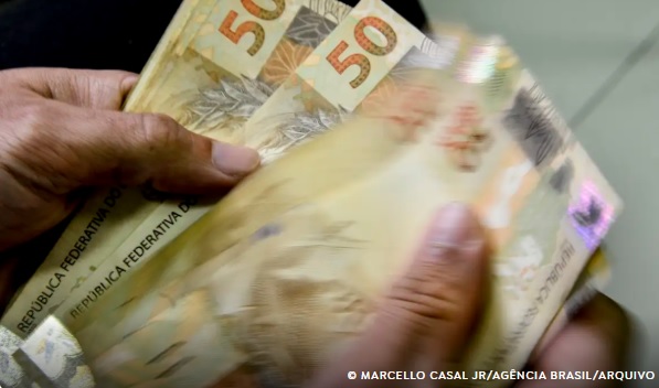 Trabalhadores nascidos em setembro e outubro recebem abono salarial