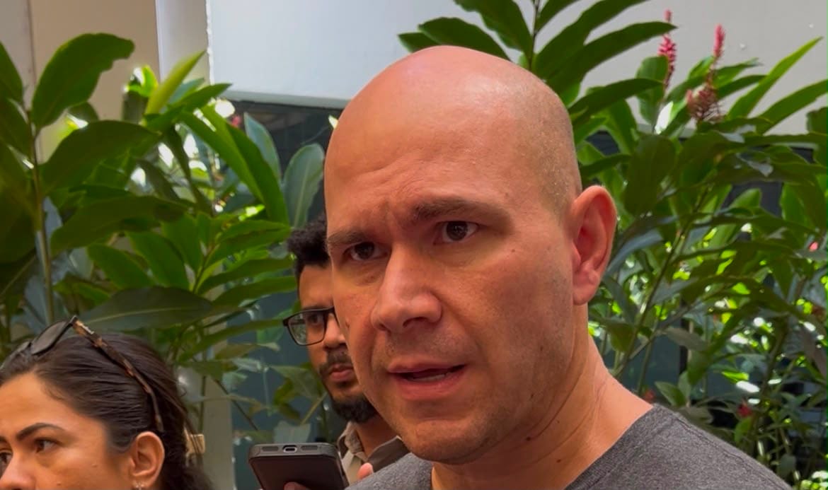 “Mandela escrevia cartas, Lula deu entrevistas e Bolsonaro não pode nem escrever para o filho”, dispara Abílio sobre decisão de Moraes sobre quebra de cautelar