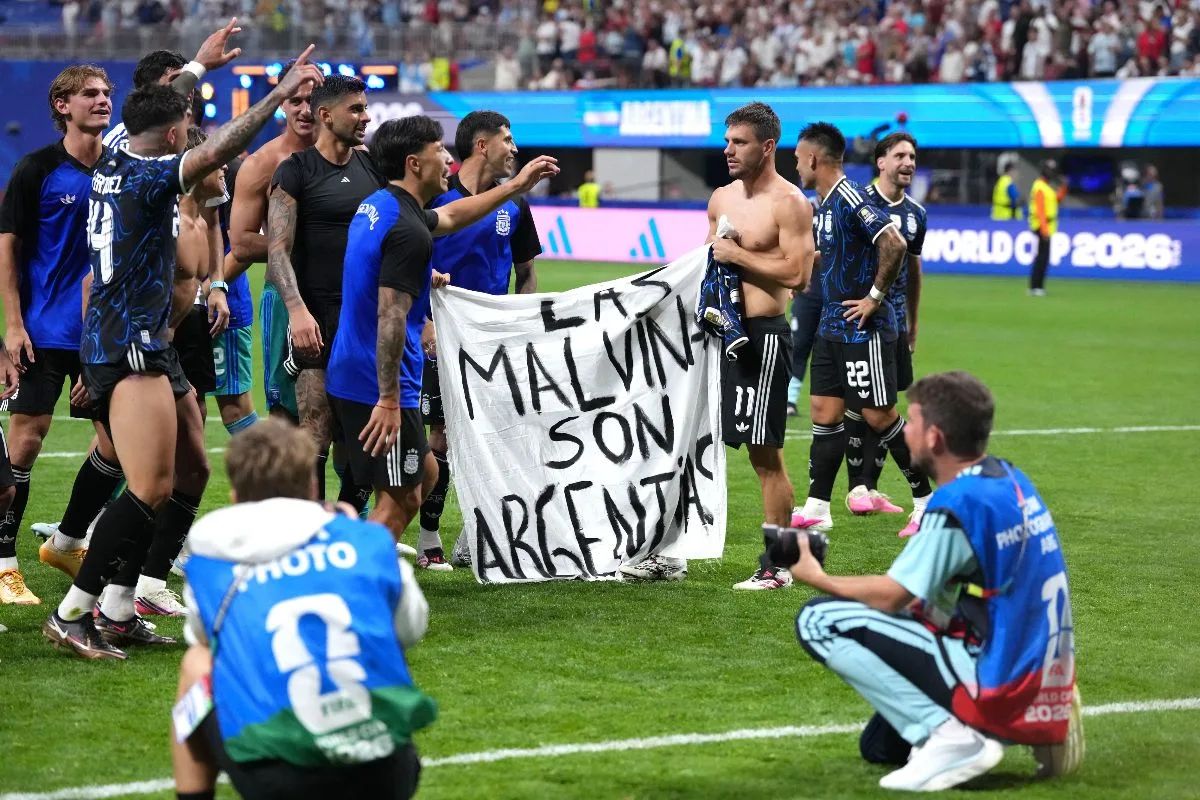 Argentina avança na Copa e exibe faixa sobre Malvinas após vencer Inglaterra