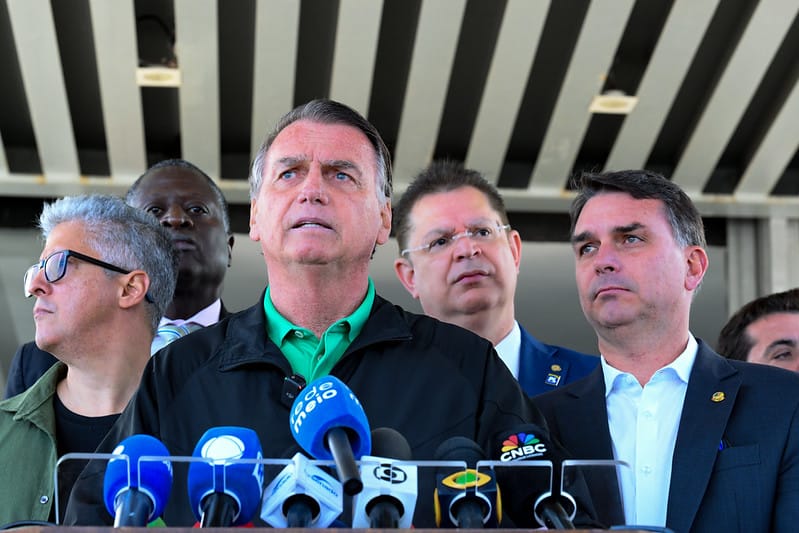 Moraes tenta enterrar Bolsonaro vivo, diz Flávio