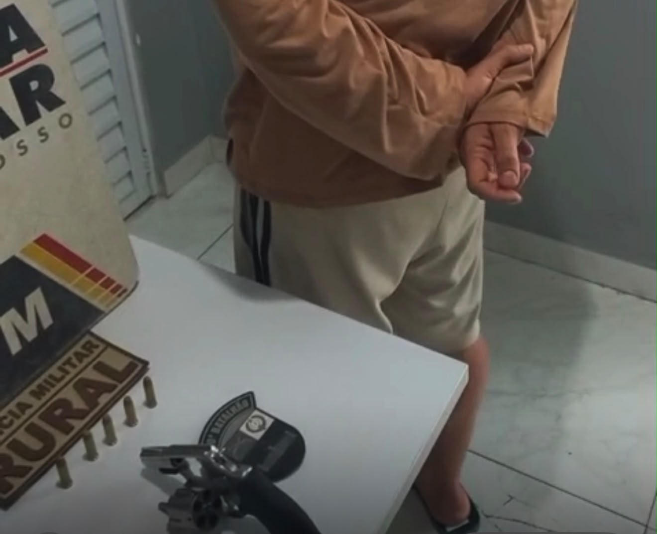 Homem é preso após ameaçar matar morador e esconder arma em bolsa da esposa