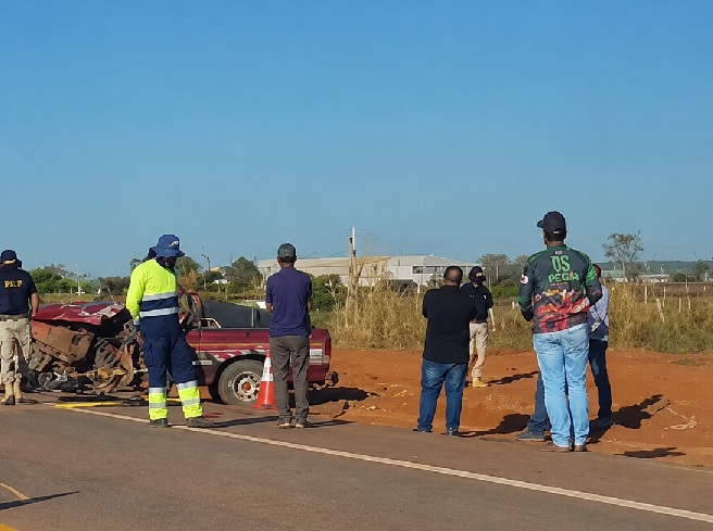 Idoso de 72 anos morre após caminhonete ser atingida por carretas