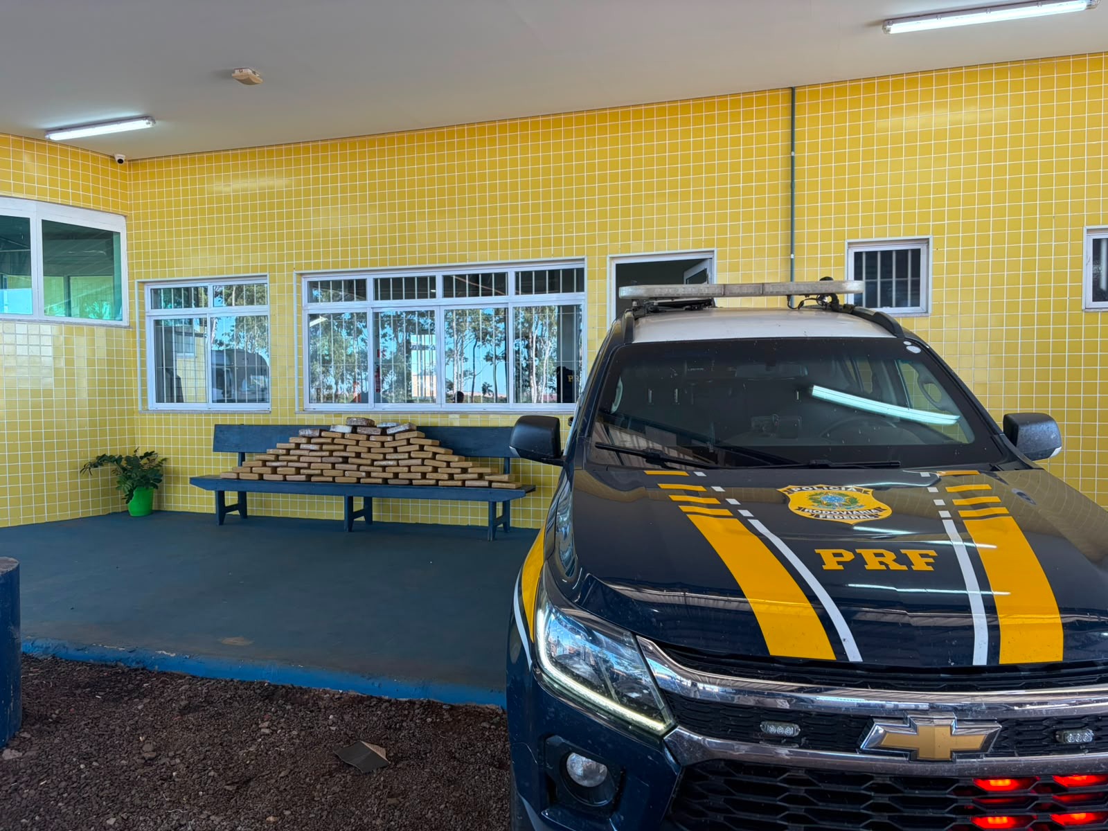 PRF apreende 75 kg de drogas na BR-364 em Alto Garças
