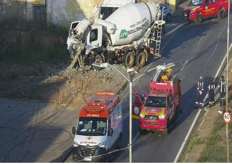 Caminhão destrói poste, deixa rede energizada e motorista fica preso na cabine; veja