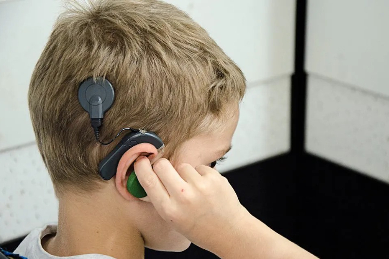 Depois de três anos sem ouvir, criança recupera a audição com novo implante