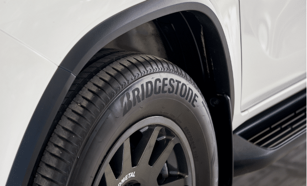 Bridgestone desenvolve pneu sem ar que elimina risco de furos